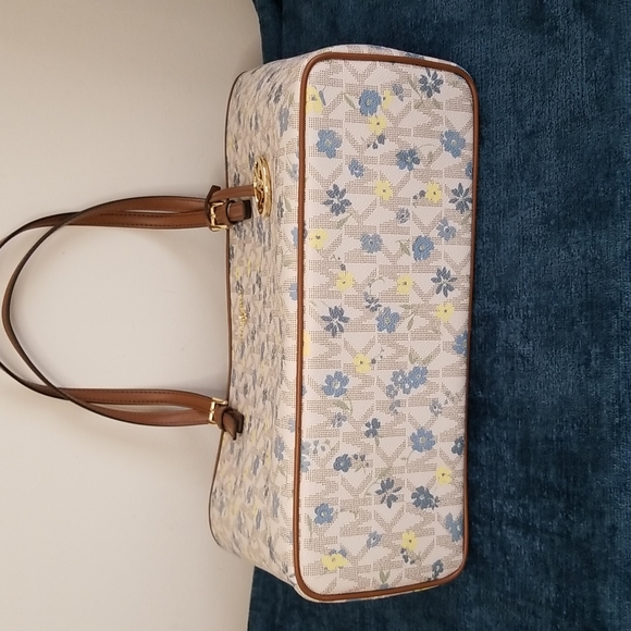 SOLD Michael Kors | Carry All Tote Vanilla Lugg Blue/Yellow Floral - Picture 5 of 11
